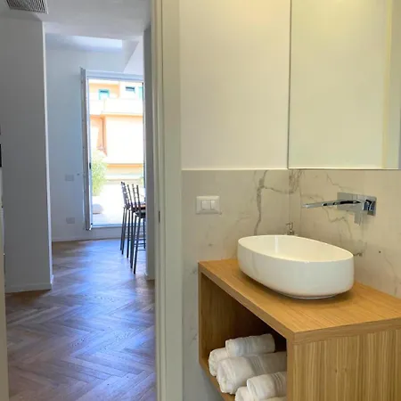 Romane - Spacious, High Floor With Terrace Appartamento *